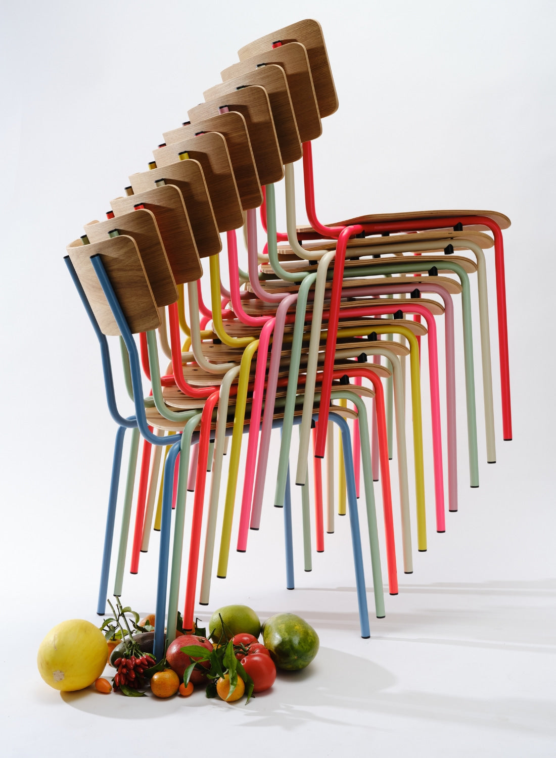 Bunte stapelbare B01 Design-Holzstühle von Bensberger mit Sitzflächen aus Eichenholz und farbig pulverbeschichtetem Stahlrohrgestell für Gastronomie, Hotels, Cafés, Büros und moderne Wohnräume.