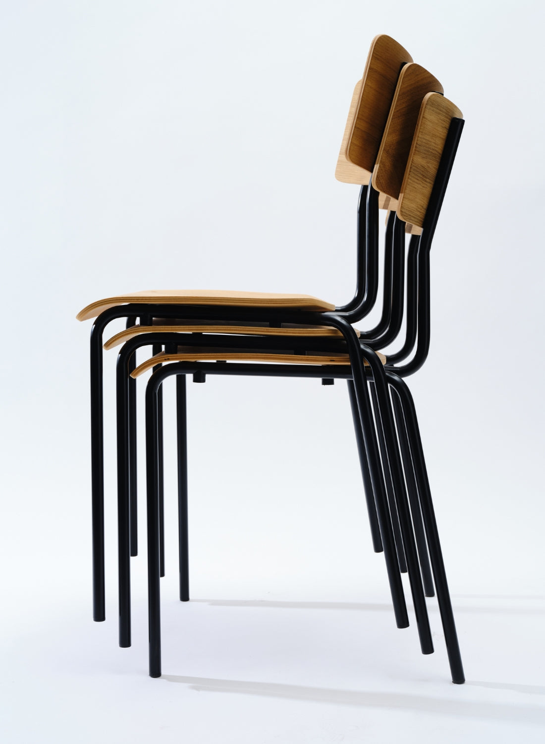 Schwarze stapelbare B01 Design-Holzstühle von Bensberger für Restaurants, Hotels, Konferenzräume und moderne Objektbereiche sowie Wohnräume.