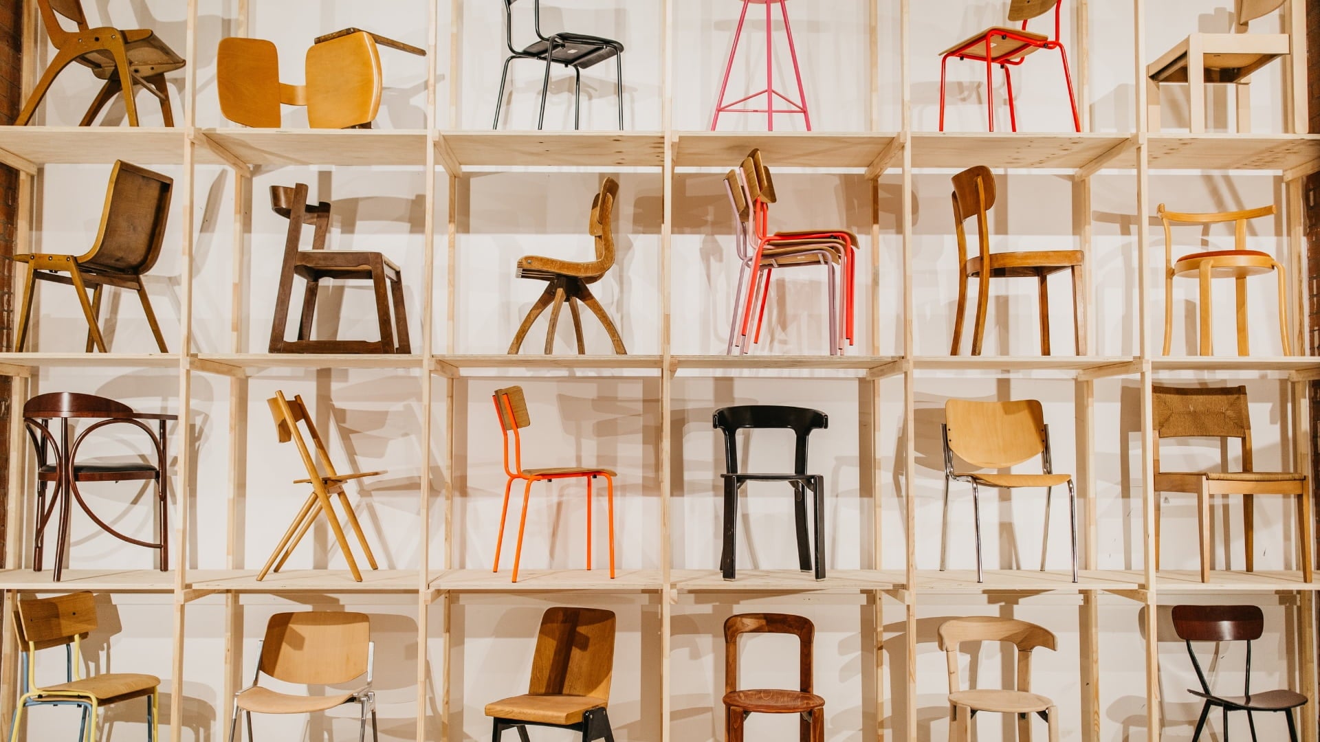 Designstühle und Vintage-Stühle von Bensberger im Showroom Berlin mit bunten Eichenstühlen, Thonet-Stühlen und Bruno-Rey-Stühlen.