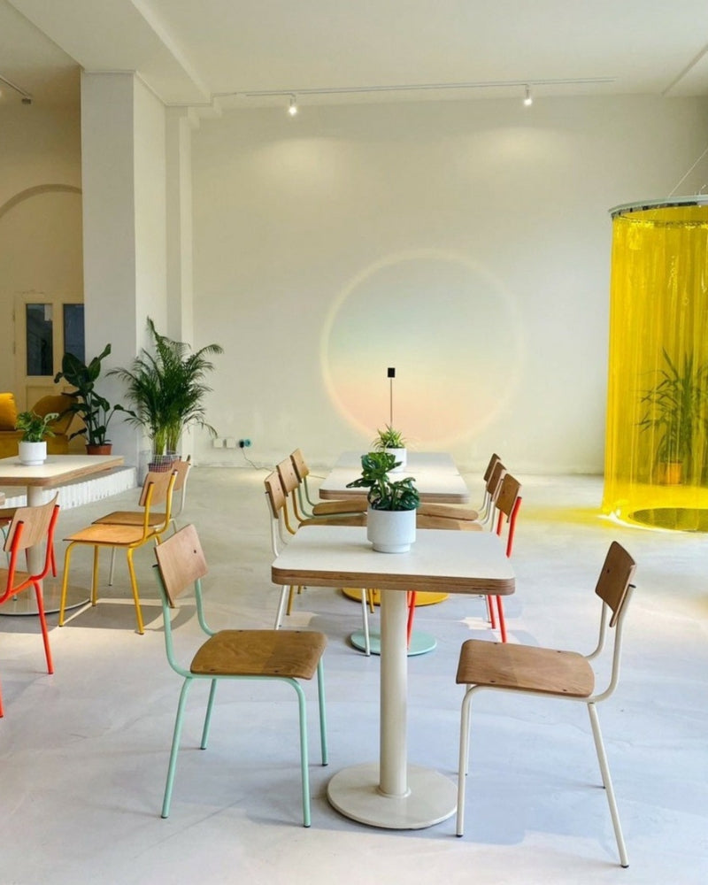 Bensberger Stühle Bunte Vintage Stuehle im Restaurant Blumental Berlin Restaurierter Stuhl