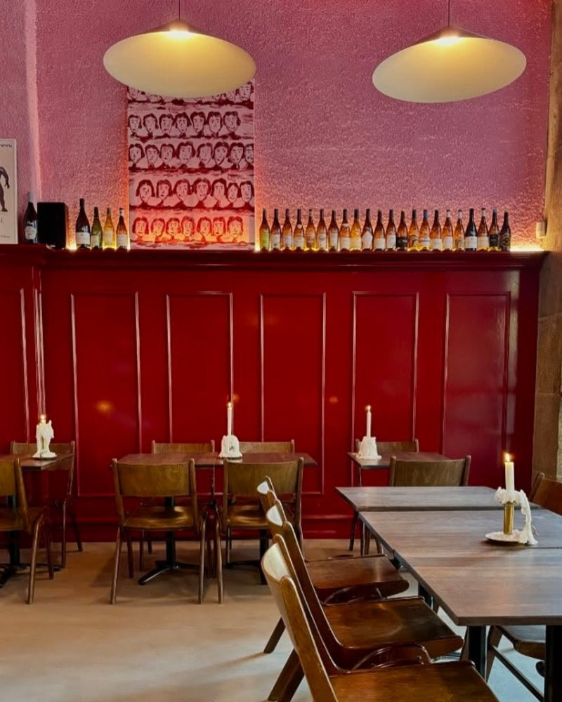 Bensberger Stühle Restaurantausstattung mit Vintage Holzstuehlen im Babel Restaurant Kopenhagen