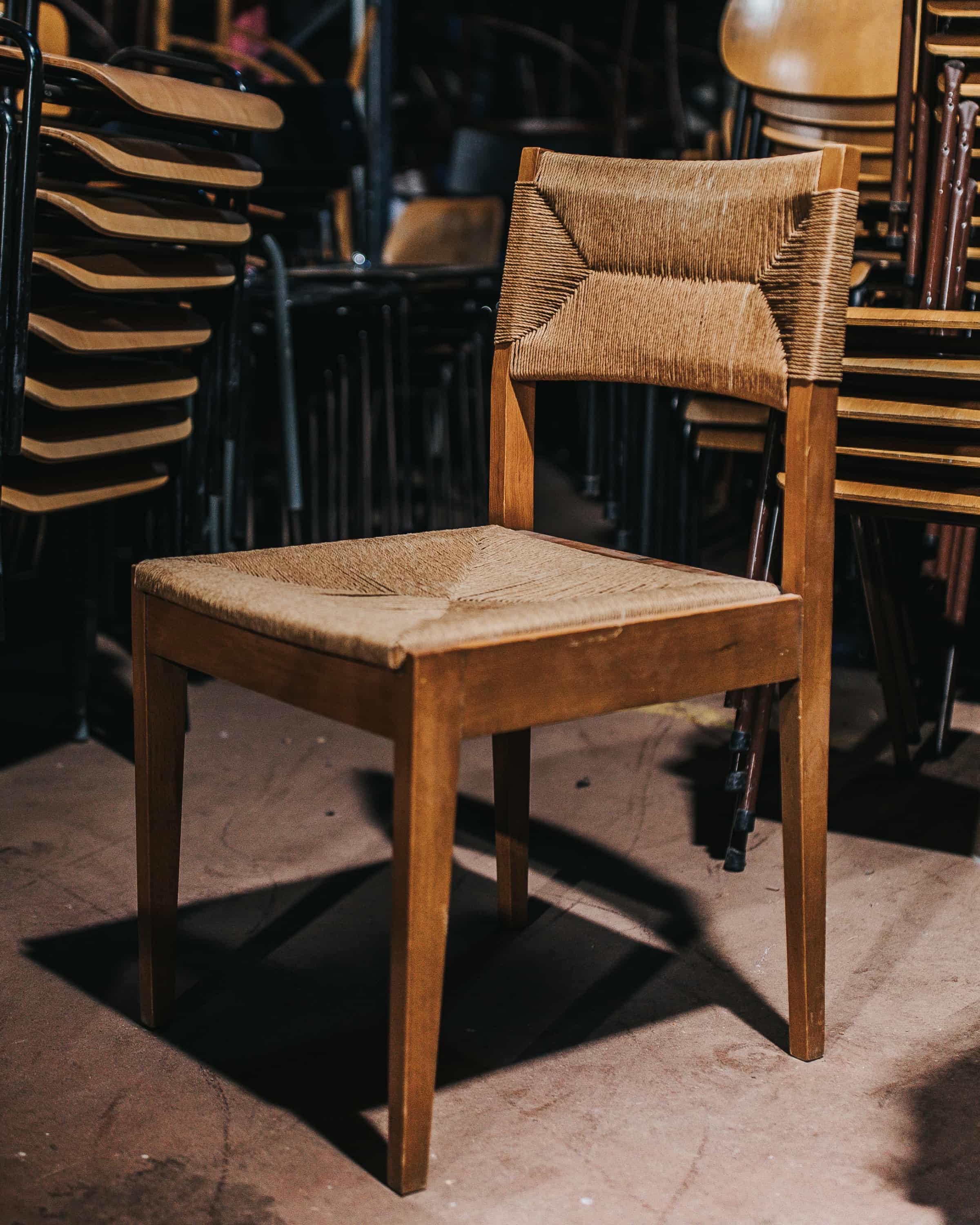 Vintage Holzstuhl mit Seegrasgeflecht