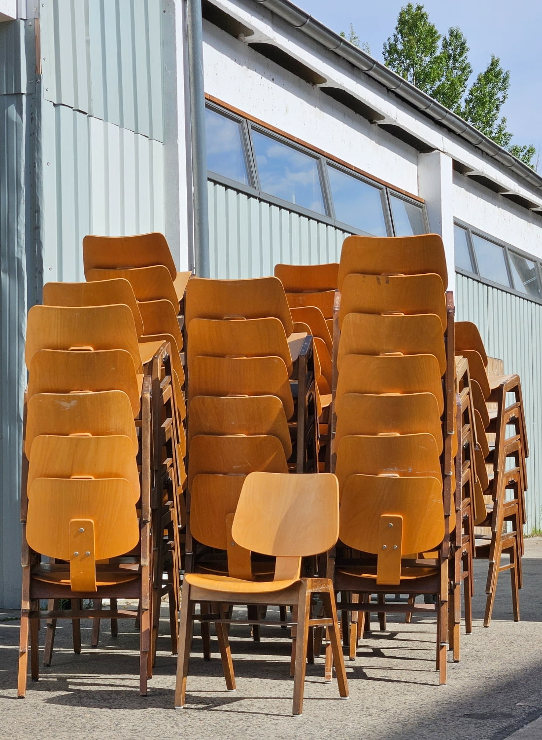 Vintage Designstühle Eiermann und Atkinson aus Holz von Bensberger für Restaurants, Hotels, Cafés und hochwertige Objekteinrichtungen.