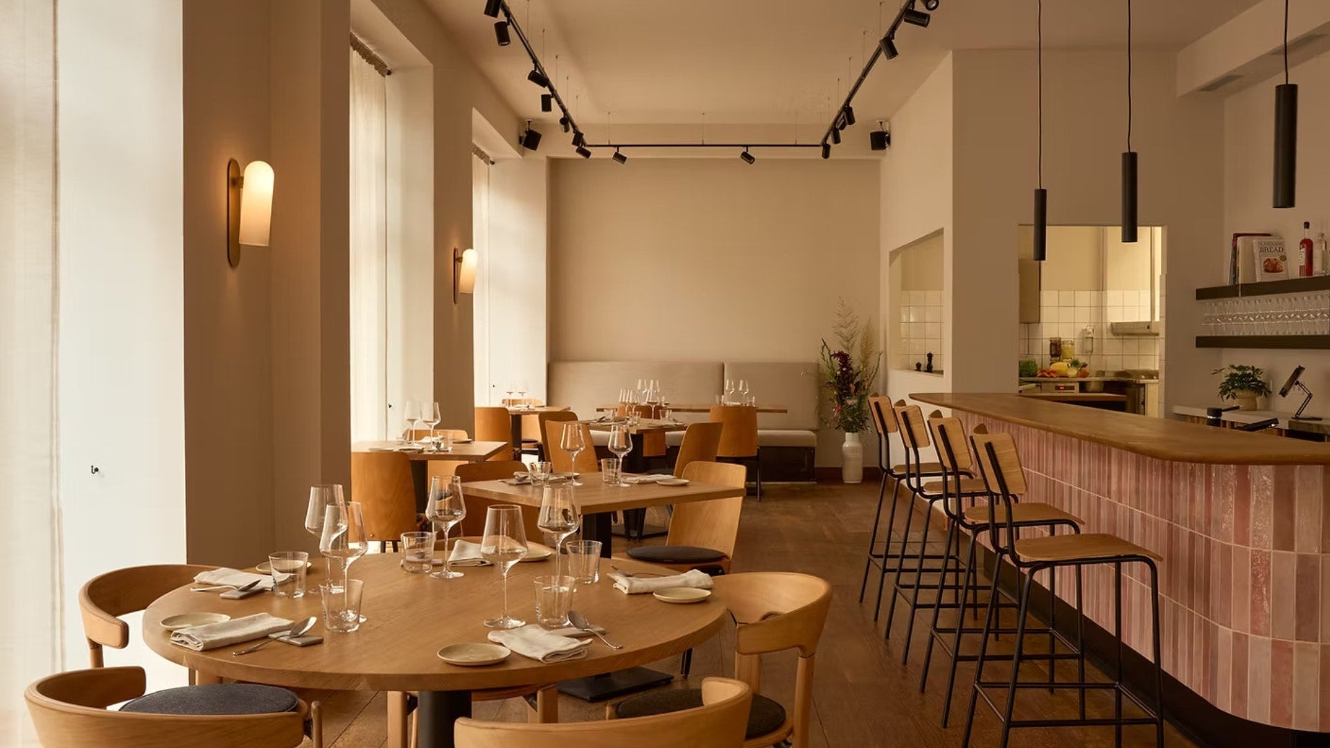 Designstühle und Barhocker von Bensberger in moderner Restaurant- und Gastronomieeinrichtung 