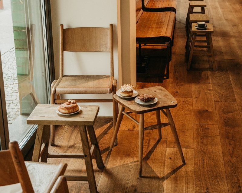 Vintage-Holzstühle im Café Atelier Dough