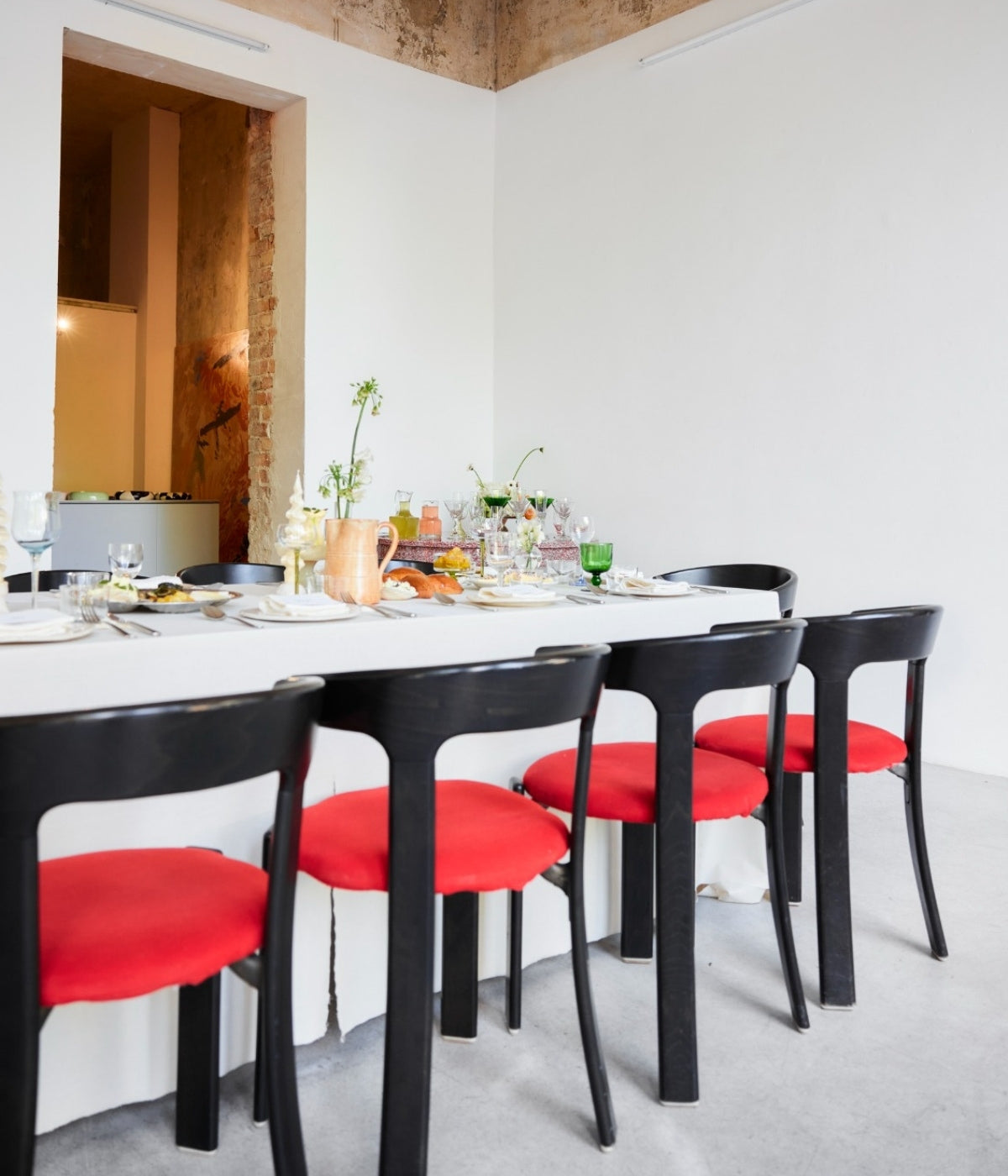 Vintage Designstühle „Bullhorn Chair“ von Bruno Rey im Restaurant Studio Schmaus in Berlin, präsentiert von Bensberger Vintage.